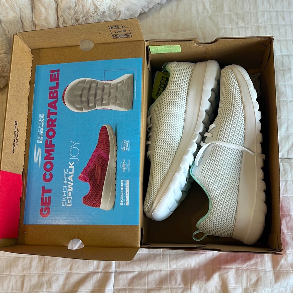 Skechers Women's Go Walk Joy Sneaker, White/Mint